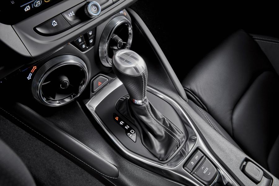 Детали интерьера Chevrolet Camaro SS 2018 года  (KR) (фото 16 из 20)